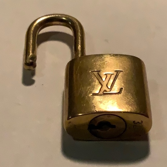 Vintage Louis Vuitton Brass ‘320’ in Goldtone with Goldtone Key - Picture 5 of 5